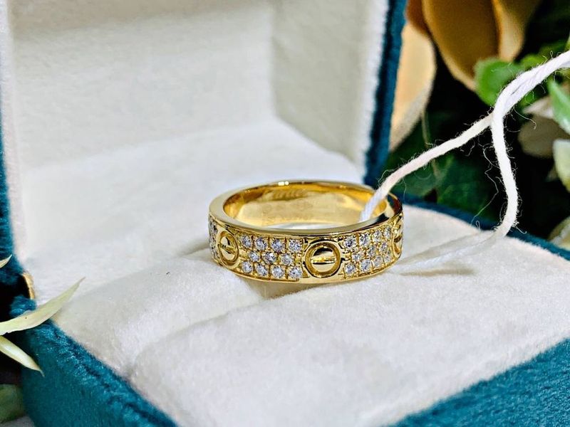 Cartier из коллекции «LOVE» модели – LOVE RING, DIAMOND-PAVED