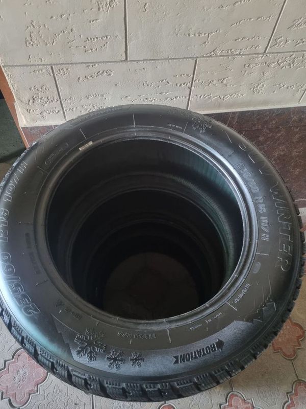 Продам шины зимние Taurus 235/60 R18