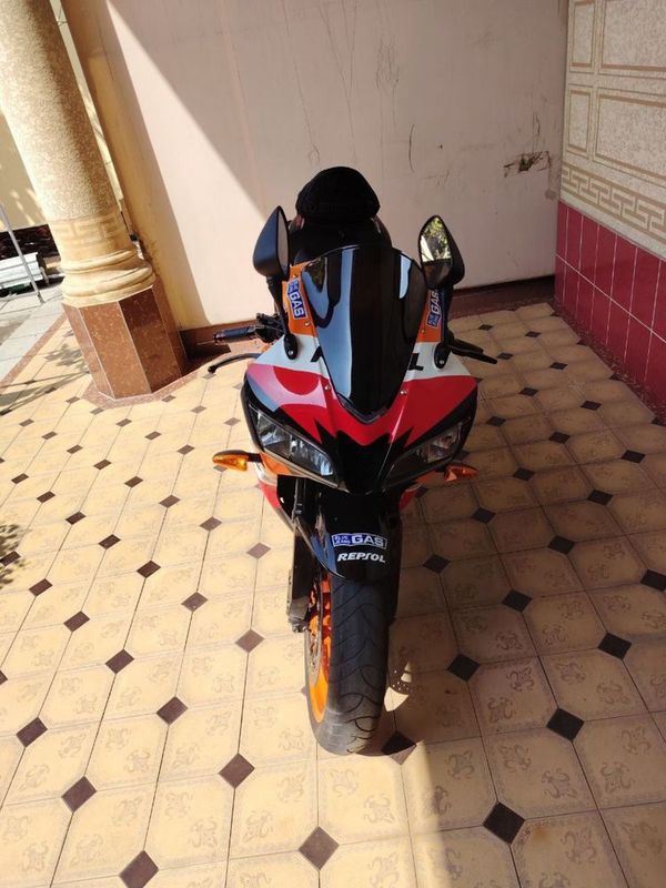 HONDA CBR 600RR Moto 100% ish yop HONDA CBR 600RR Moto 100% ish yop