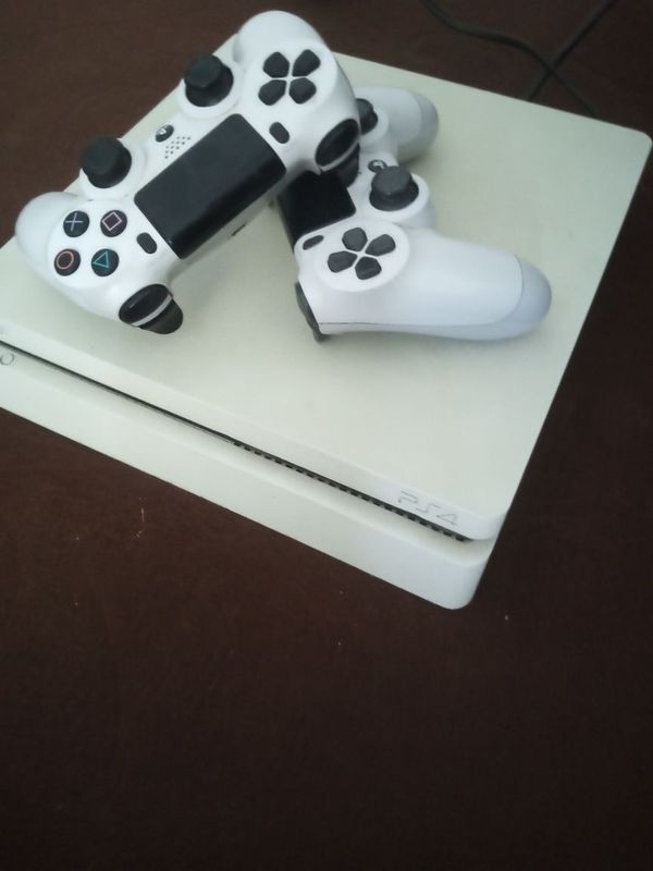 Play station 4 orginal jostiklari bilan sotiladi.