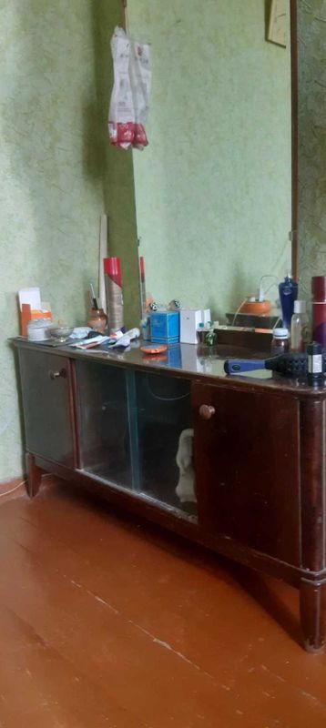 Трюмо с большим зеркалом и двумя тумбочками Румыния. Трюмо с большим зеркалом и двумя тумбочками Румыния.
