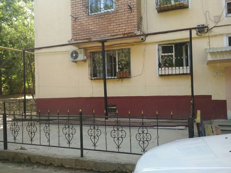 Сдаётся 2х комнатная квартира на первом этаже с 34кв.м подвалом на дол Сдаётся 2х комнатная квартира на первом этаже с 34кв.м подвалом на дол