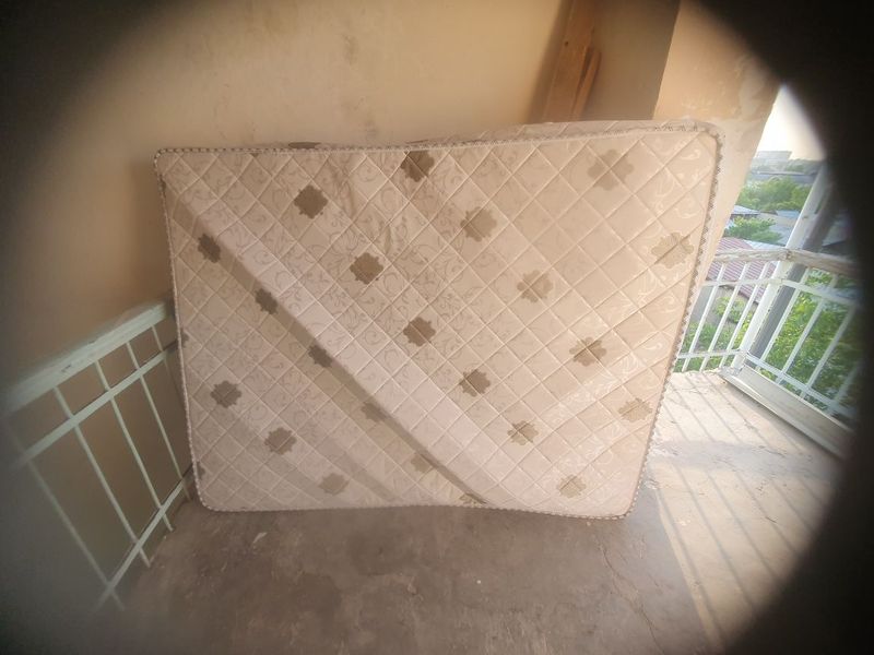 Matras bor 170×190 razmer va belanchak bor holati alo.Uzunligi 80sm Matras bor 170×190 razmer va belanchak bor holati alo.Uzunligi 80sm