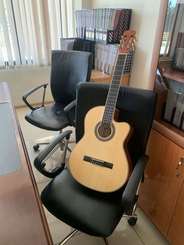 Gitara akuistik yangi chohol bilan Gitara akuistik yangi chohol bilan