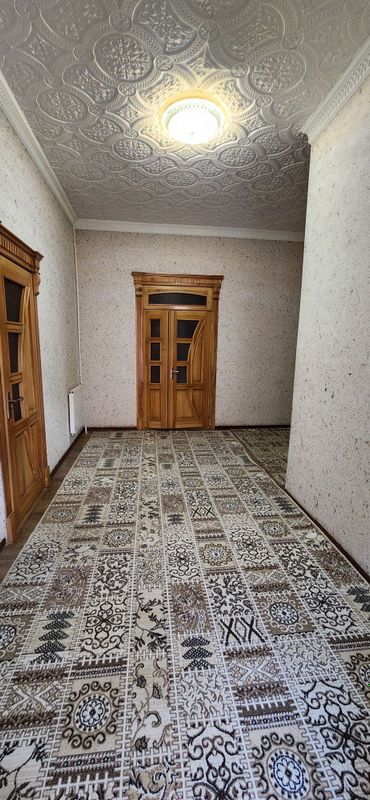 katej 5 xonali jihozlangan uy va tashqaridan 4 xonali poydevor bor