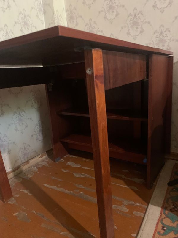 Стол книжка, в хорошем состоянии Стол книжка, в хорошем состоянии