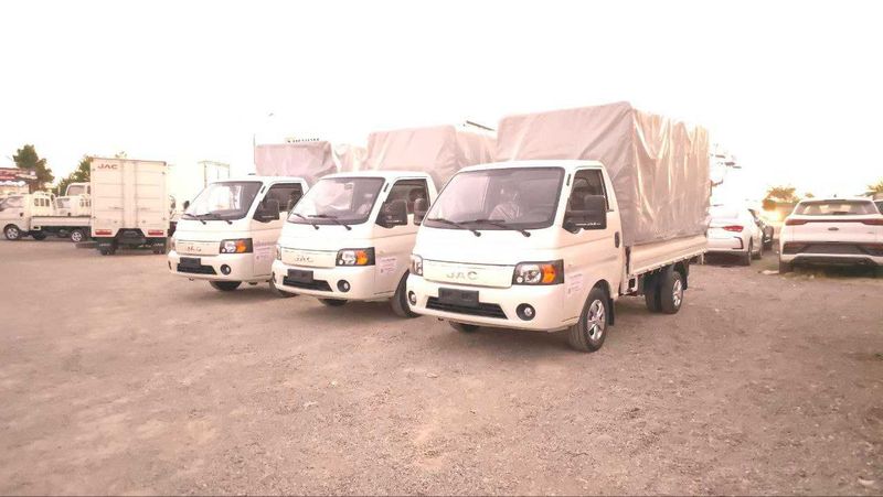 Новая партия мини грузовиков с тентом JAC X200 на продаже. Новая партия мини грузовиков с тентом JAC X200 на продаже.