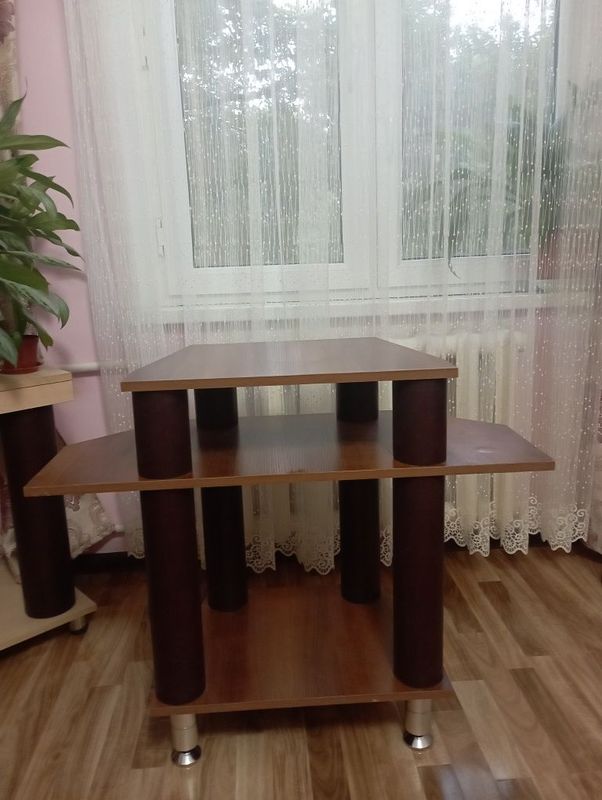 Продается столик для ноутбука можно и цветов. Продается столик для ноутбука можно и цветов.