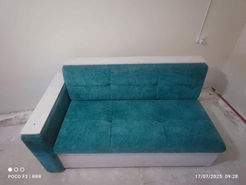 Divan sotiladi..