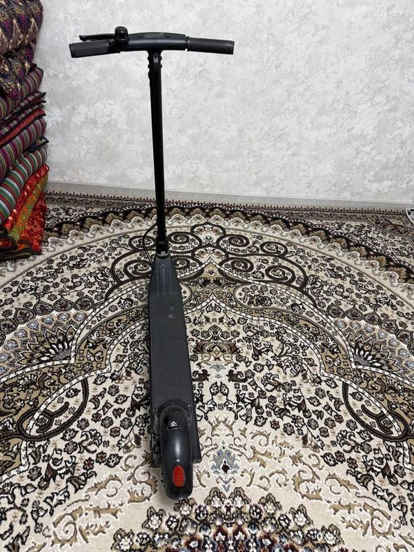 Elektr samokat sotiladi.Bitta zaryad bilan 50 km yuradi zaryad qiladig Elektr samokat sotiladi.Bitta zaryad bilan 50 km yuradi zaryad qiladig
