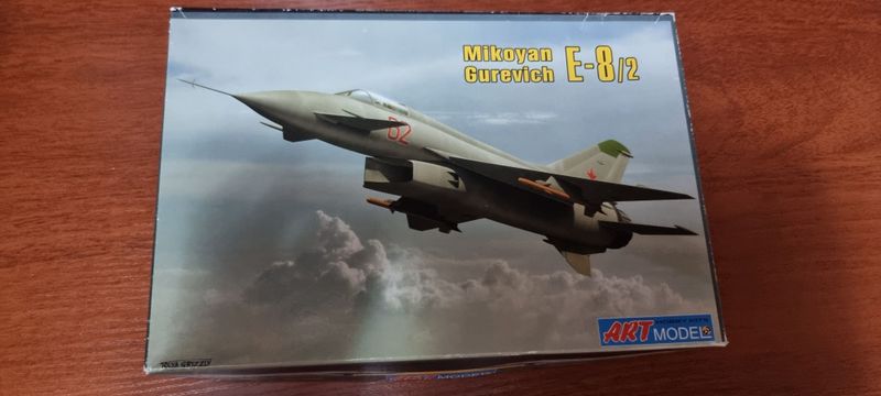 Продам МиГ Е-8 сборная модель Продам МиГ Е-8 сборная модель