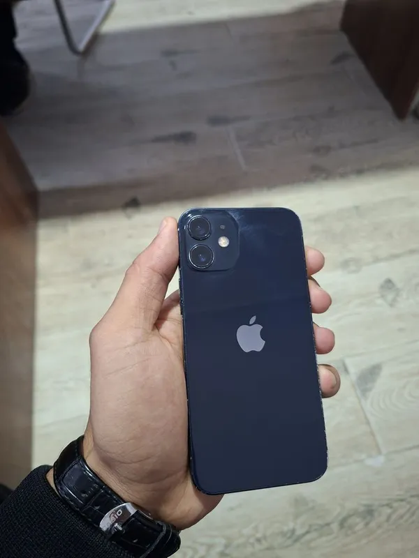 iPhone 12 mini srochna sotiladi. Face ID yangilanishdan keyin uchgan.