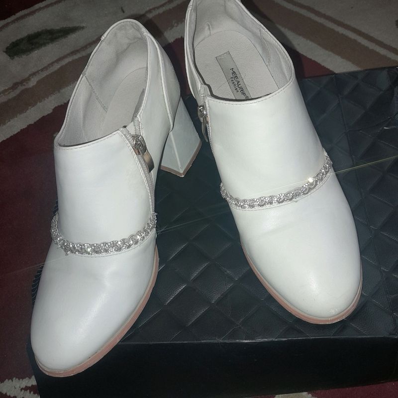 ayollar poyabzali raz 39. kiyilgan xolati yaxshi