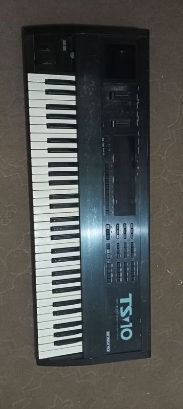 Ensoniq ts10 sotiladi