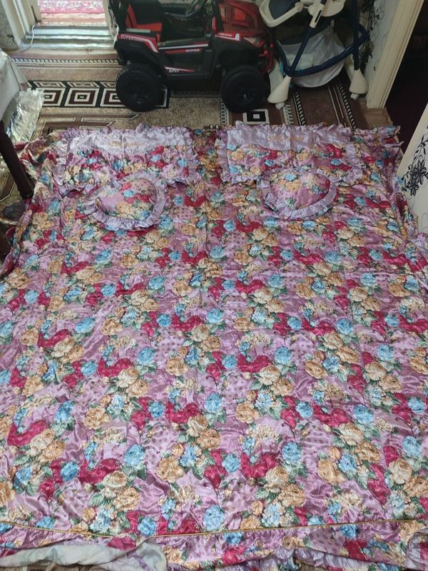 Продам покрывало с наволочками, двухспальная. Каждая по 200т.