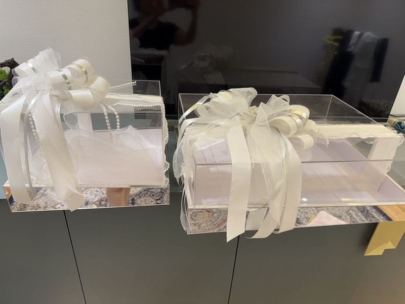 Oqluga akrildan yasalgan sifatli korobka nabori Oqluga akrildan yasalgan sifatli korobka nabori