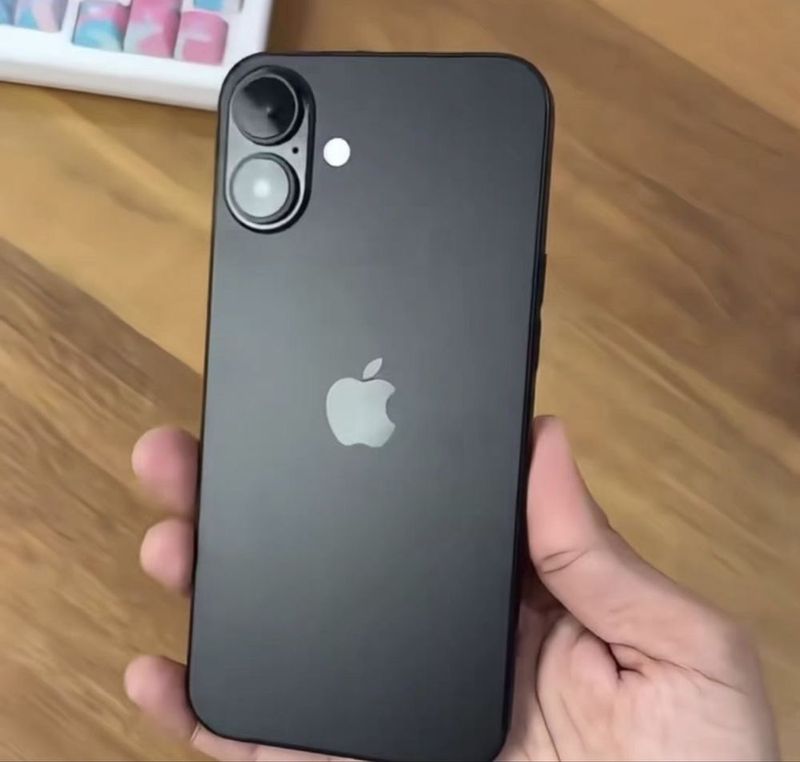 IPhone 16 128 gb черный полный комплект IPhone 16 128 gb черный полный комплект