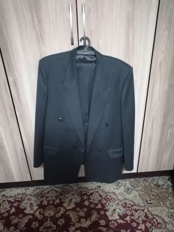 продаю мужской костюм