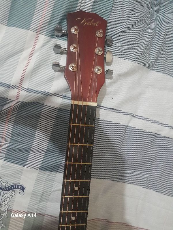 Gitara sotiladi