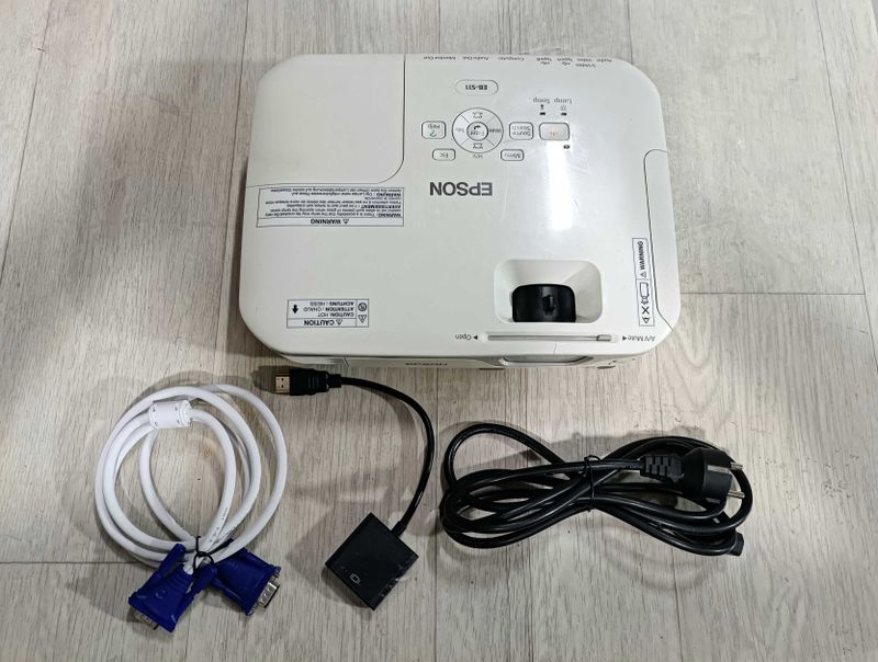 Продам проэктор Epson EB-S11 Продам проэктор Epson EB-S11