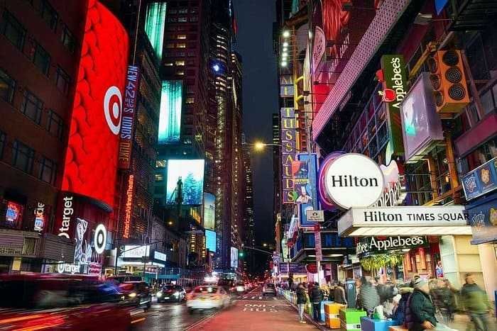 Nyu Yorkdagi Times Squaredagi katta LED ekranlarga reklama berish Nyu Yorkdagi Times Squaredagi katta LED ekranlarga reklama berish