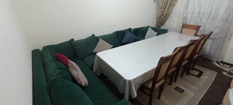 1 ta kotta stol 12 ta stuli bilan va 1 ta kotta divan yumshoq yostiqch 1 ta kotta stol 12 ta stuli bilan va 1 ta kotta divan yumshoq yostiqch