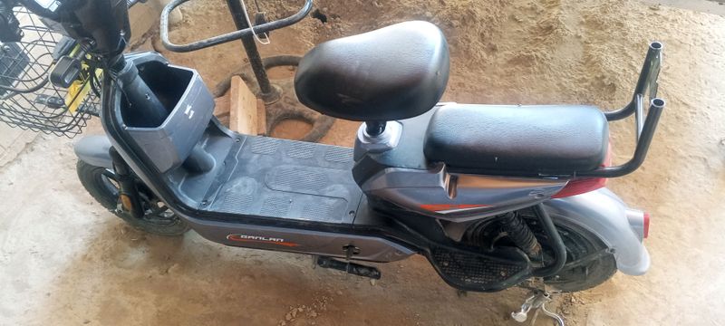 skuter sotiladi narxi 240$ 4 ta akm 350w mator skuter sotiladi narxi 240$ 4 ta akm 350w mator
