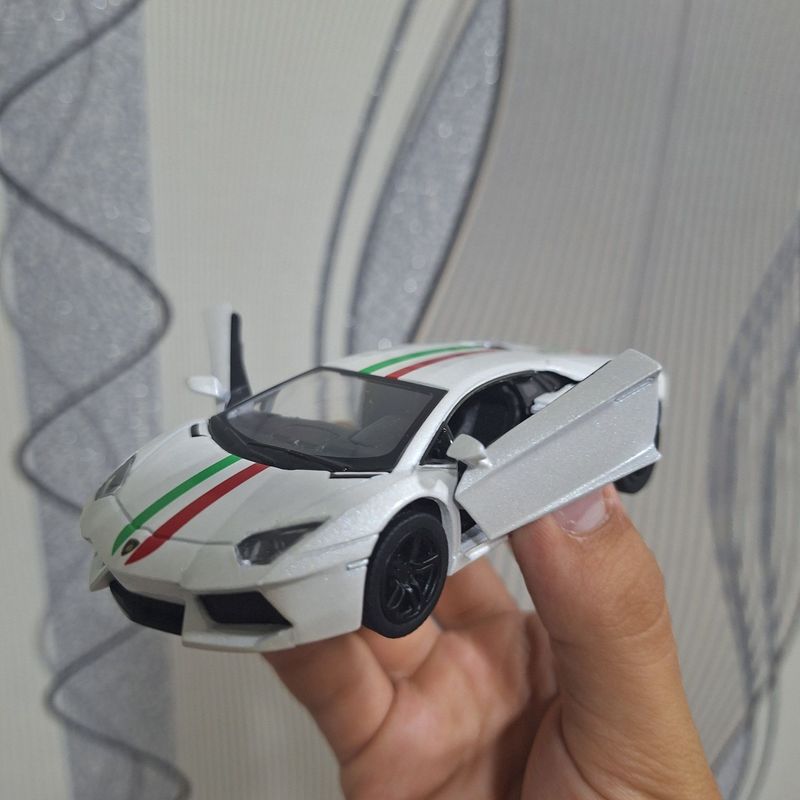 Продам модельку Lamborghini Aventador Продам модельку Lamborghini Aventador