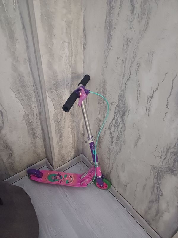 Продаётся фирменный самокат железный