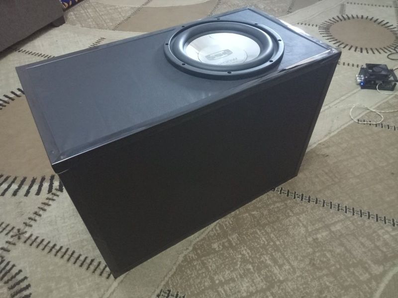 Продам сабвуфер 10 дуймовый + МДФ ящик в отличном состоянии. Продам сабвуфер 10 дуймовый + МДФ ящик в отличном состоянии.