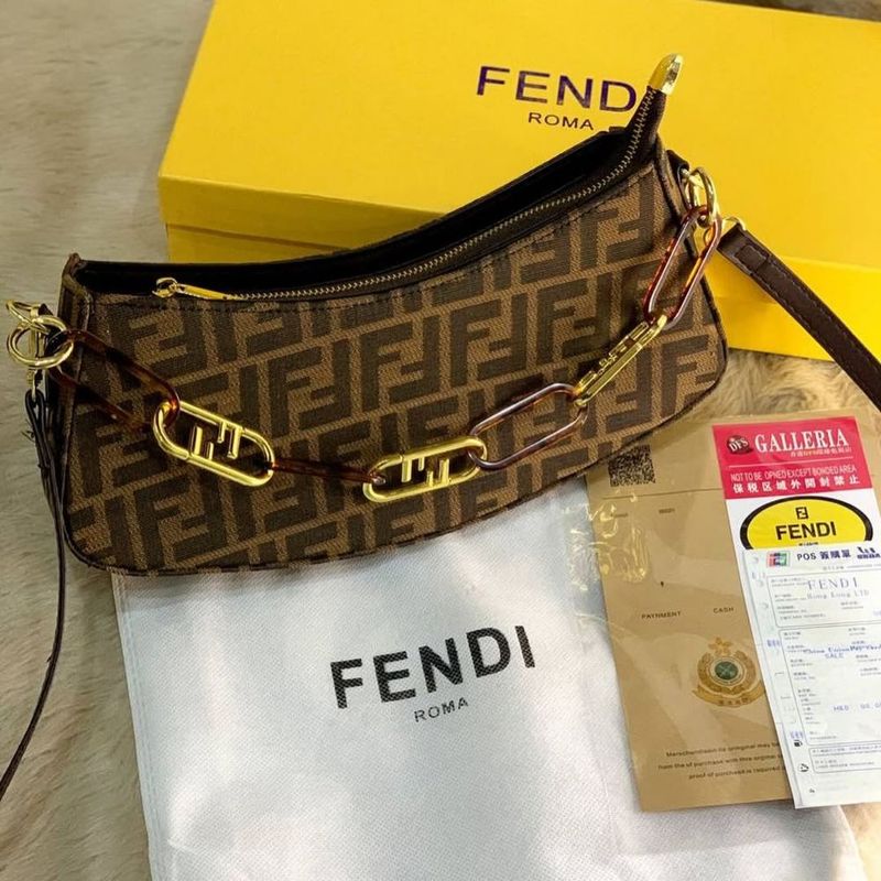 Стильная сумка в фирменном дизайне Fendi Стильная сумка в фирменном дизайне Fendi