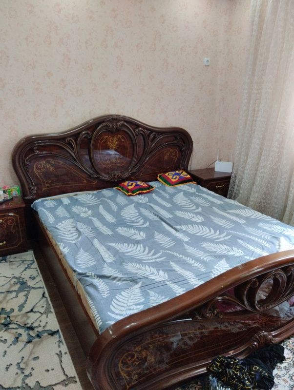 Продается 2 спальня кровать с ортопедическим матрасом и двумя тумбочка Продается 2 спальня кровать с ортопедическим матрасом и двумя тумбочка