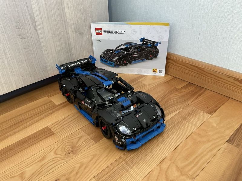 Конструктор LEGO TECHNIC Porsche GT4 e-Performance Race Car