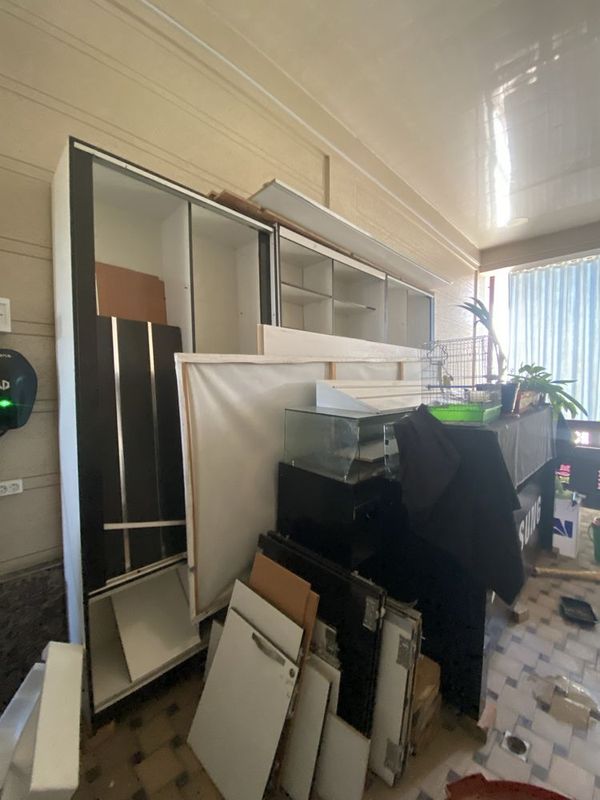Telefon rastasi shkaf ba oynali rasta