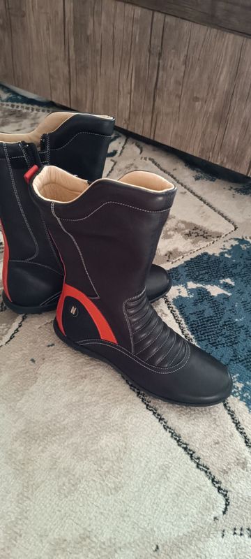 Продам женские кожаные сапоги новые