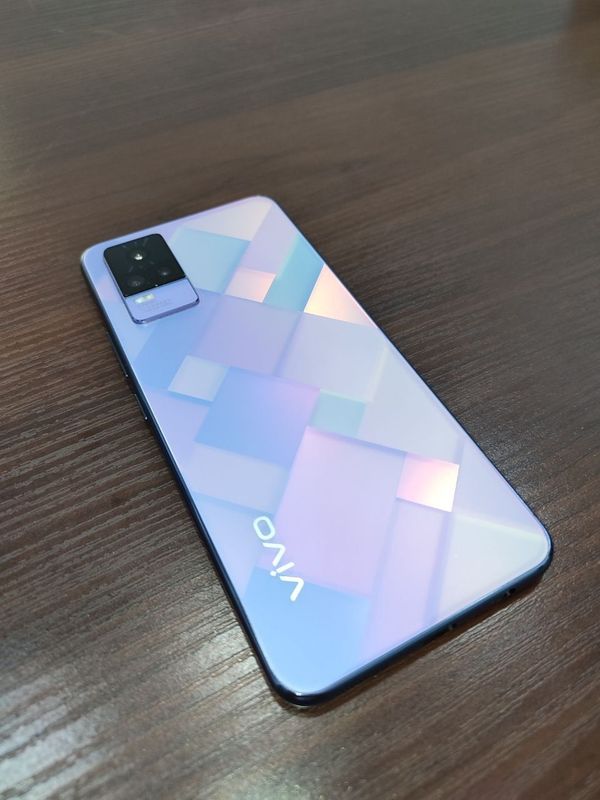 Vivo V21e ideal.