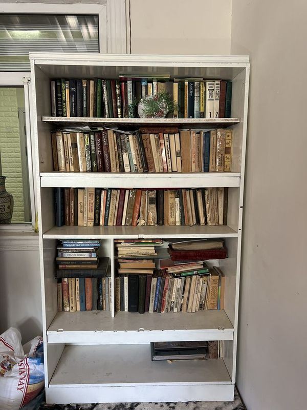 Книжная сатылады, китаплары менен