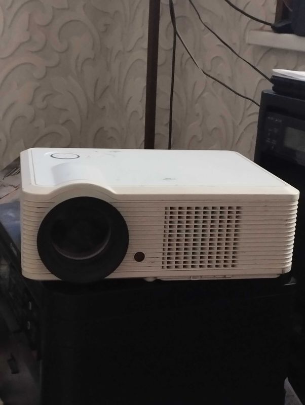 Projector: LED : 2500 lyumin: USB-A: HDMI: TV: Projector: LED : 2500 lyumin: USB-A: HDMI: TV: