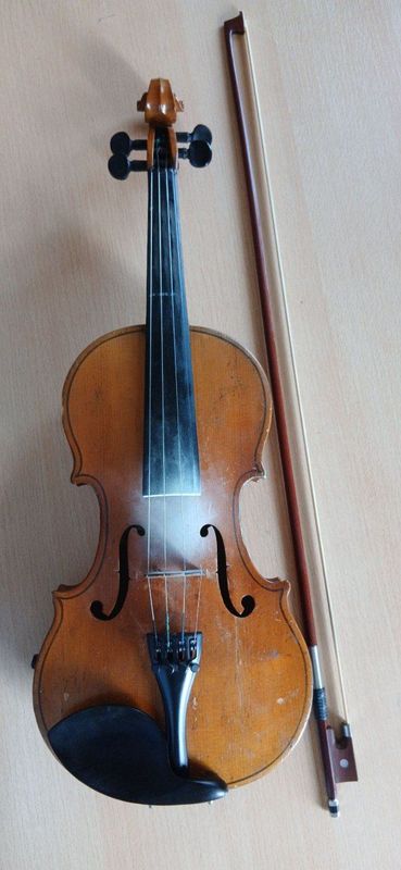 Скрипка 4/4 сотилади,(Россия) футляр, смычок, комплект. Нархи 140 $.