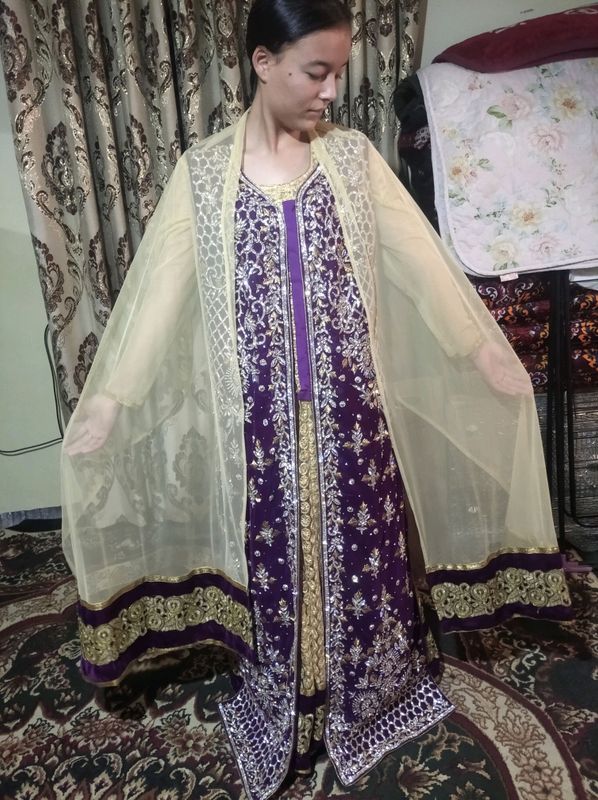 Sari 200$ Sari 200$