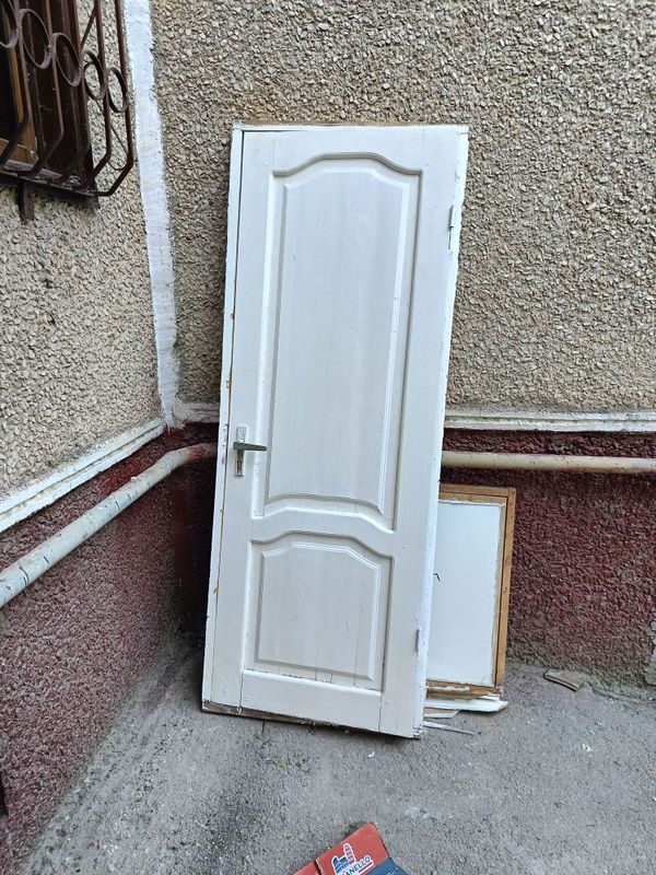Бу эшик сотилади коробка 210*80 эшик202*73 Бу эшик сотилади коробка 210*80 эшик202*73