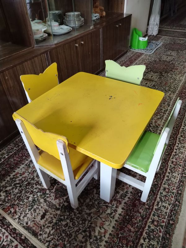 Detskiy stol stul sotiladi yaxwi xolati Detskiy stol stul sotiladi yaxwi xolati