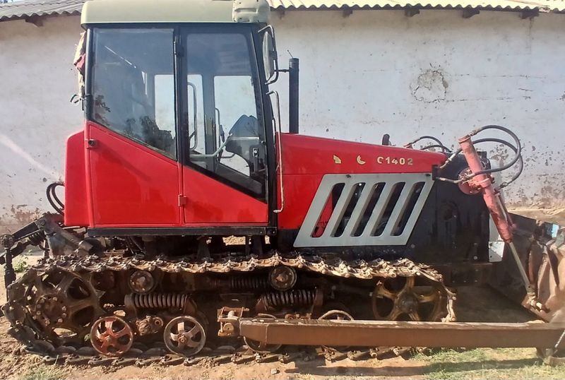 Yuto 1402 buldozer