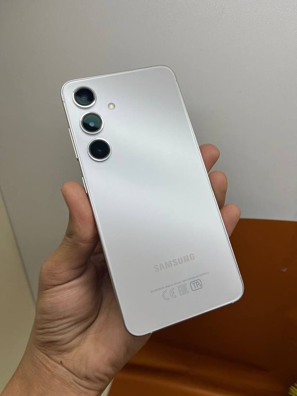 Samsung S24 plus xotirasi 8/256GB Samsung S24 plus xotirasi 8/256GB