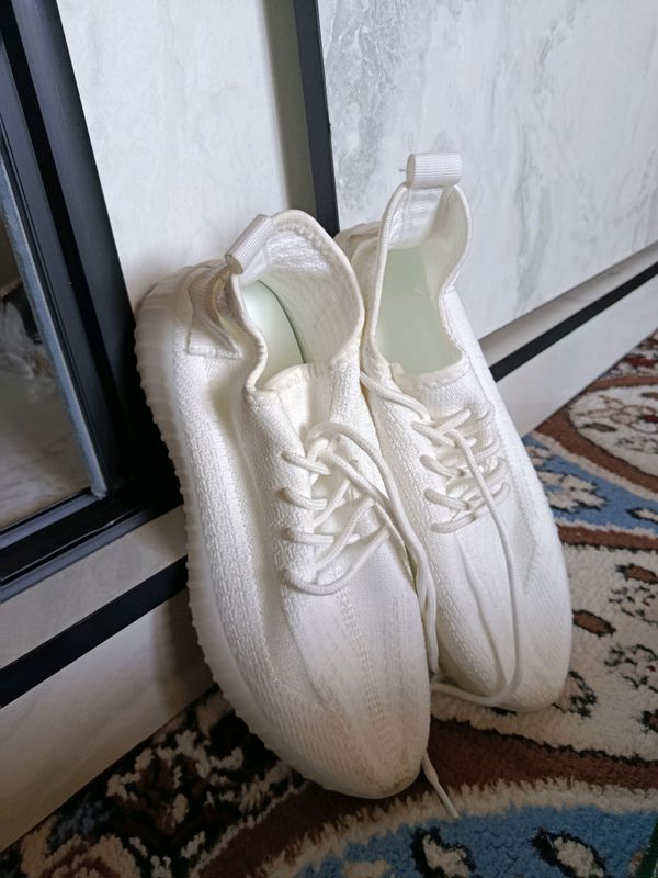 YEZZY oyoq kiyim