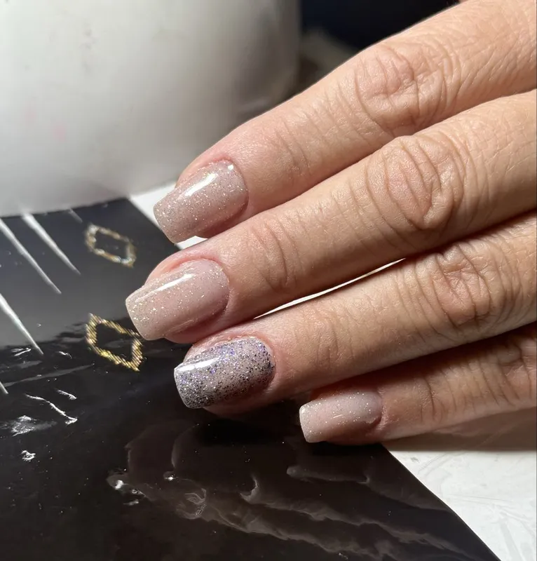 Маникюр , педикюр , укрепление