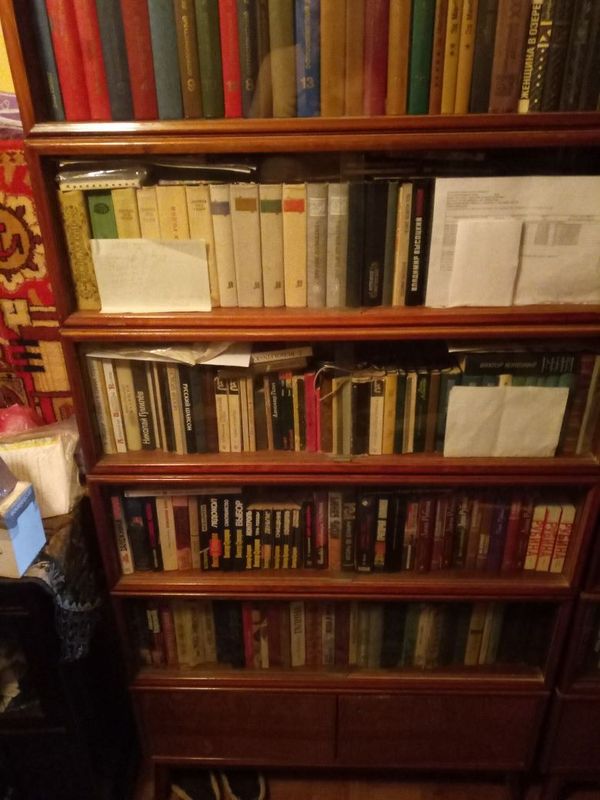 Румынские книжные полки Румынские книжные полки