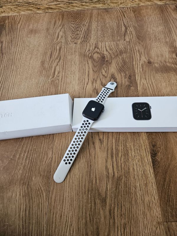 Apple iWatch 6 44mm Apple iWatch 6 44mm