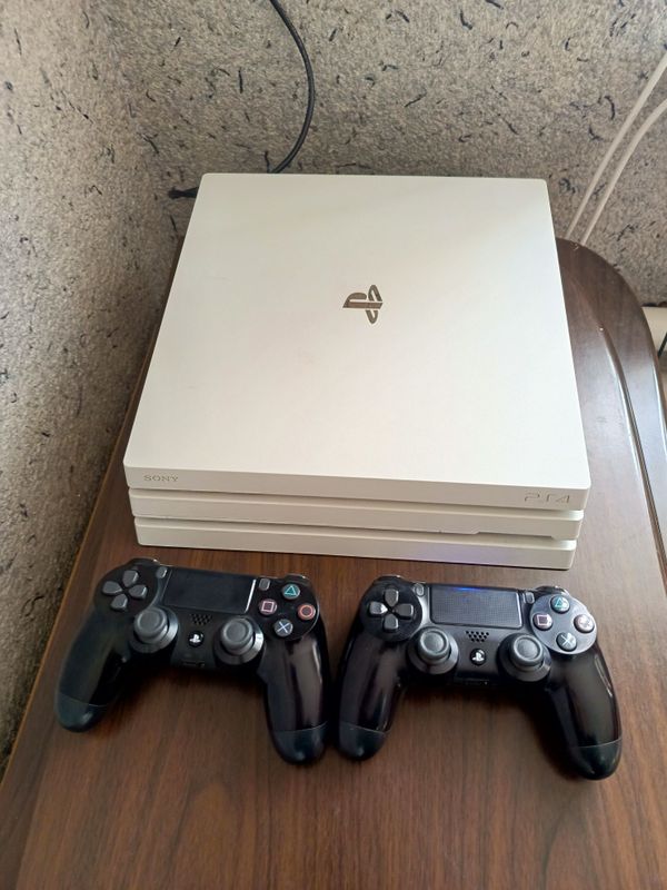 Playstation 4 PRO 1 TB +22 ofitsalniy oyinlar va 3 oy garantiya