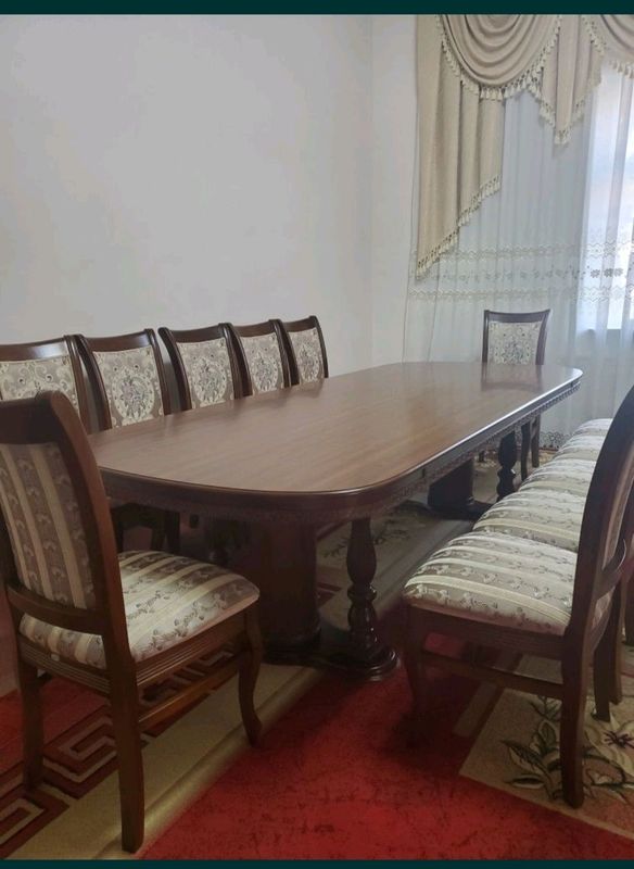 "Mondelux" brendidan stol stullari bilan.